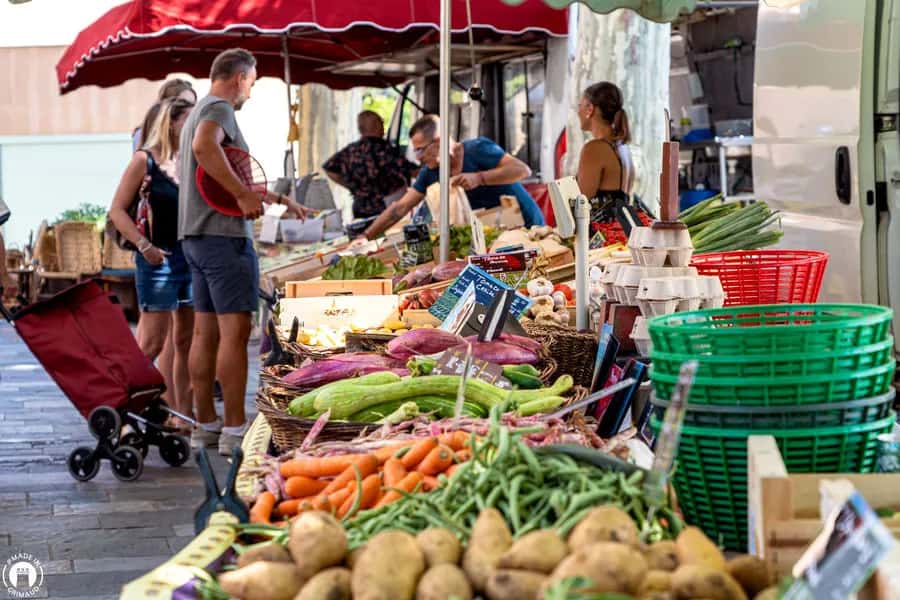 Marché à Grimaud village